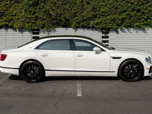 Used 2024 Bentley Flying Spur V8 image 7