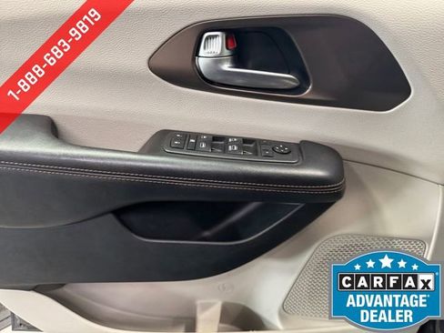 Used 2018 Chrysler Pacifica Touring-L FWD image 26
