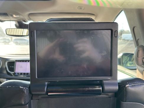 Used 2023 Chrysler Pacifica Touring-L w/ Uconnect Theater Family Group AWD/4WD image 18