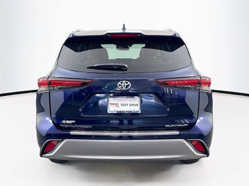 Used 2024 Toyota Highlander Platinum FWD image 12