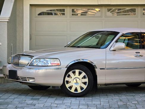 Used 2003 Lincoln Town Car Cartier image 2