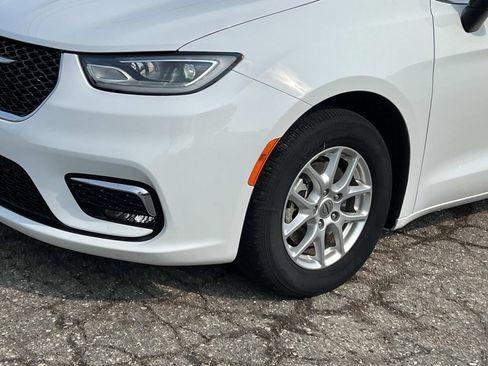 Used 2023 Chrysler Pacifica Touring-L FWD image 8