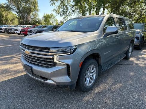 Used 2023 Chevrolet Suburban LT w/ Luxury Package AWD/4WD image 4
