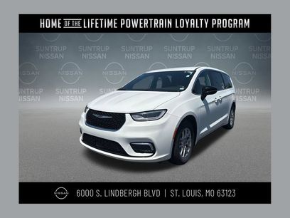 Used 2025 Chrysler Pacifica Select