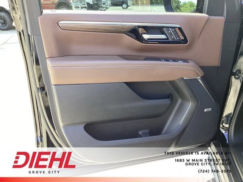 Used 2025 Chevrolet Suburban High Country AWD/4WD image 17