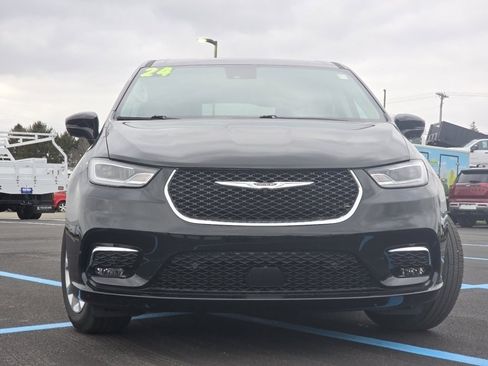 Used 2024 Chrysler Pacifica Touring-L w/ Uconnect Theater Family Group image 9