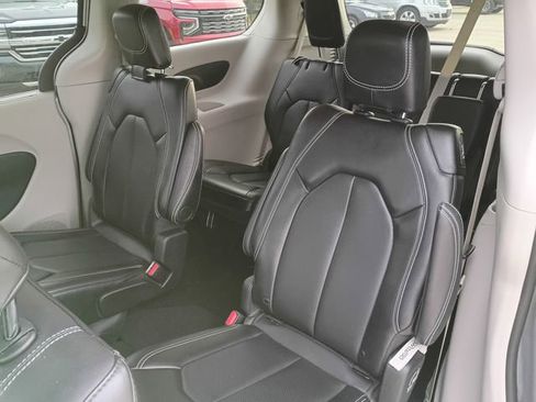Used 2024 Chrysler Pacifica Touring-L image 16