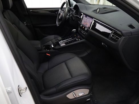Used 2024 Porsche Macan image 32
