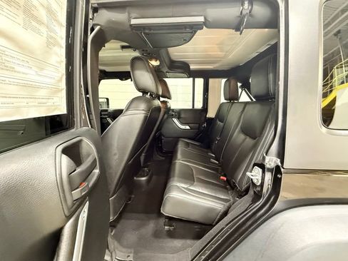 Used 2018 Jeep Wrangler Unlimited Rubicon w/ Connectivity Group AWD/4WD image 26