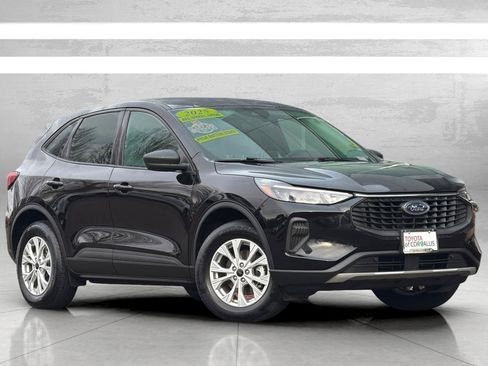 Used 2025 Ford Escape Active AWD/4WD image 2