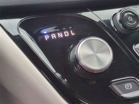 Used 2024 Chrysler Pacifica Touring-L image 16