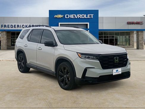 Used 2025 Honda Pilot Black Edition image 7