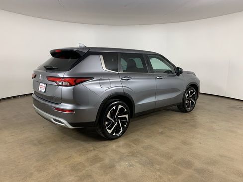 Used 2023 Mitsubishi Outlander SE image 8