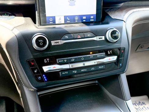Used 2020 Ford Explorer Platinum w/ Premium Technology Package AWD/4WD image 22
