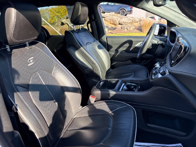 Used 2025 Chrysler Pacifica Limited FWD image 13