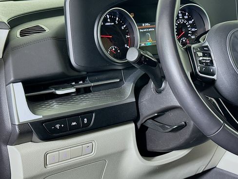 Used 2024 Kia Carnival LX image 17