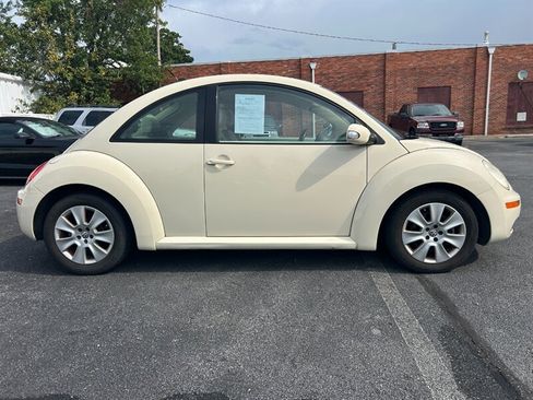 Used 2009 Volkswagen Beetle Coupe FWD image 2