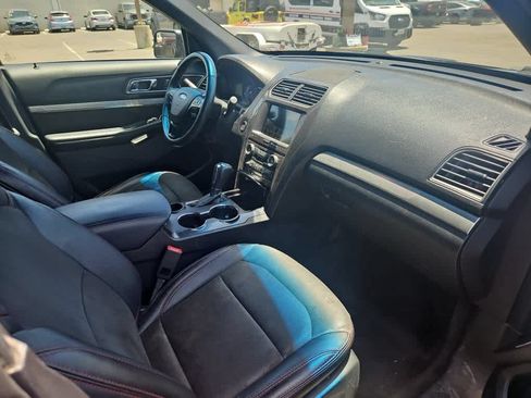 Used 2018 Ford Explorer XLT w/ Equipment Group 202A FWD image 14