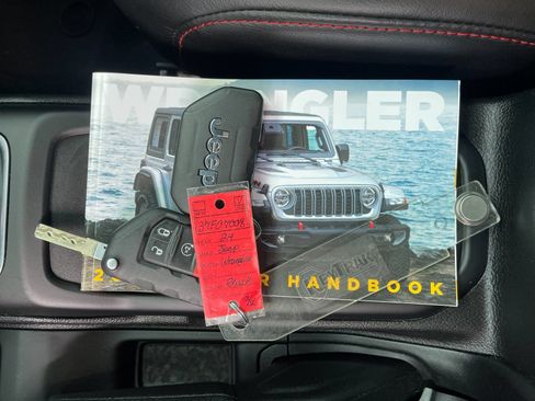 Used 2024 Jeep Wrangler Unlimited Sahara w/ Technology Group AWD/4WD image 10