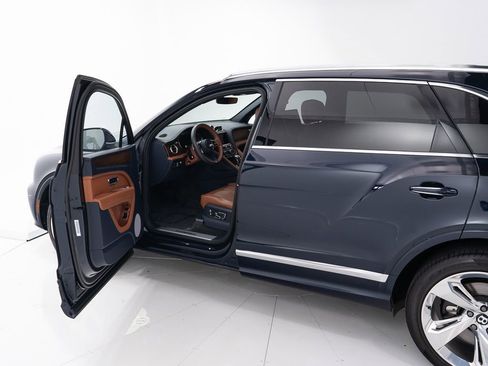 Used 2023 Bentley Bentayga Extended Wheelbase AWD/4WD image 9