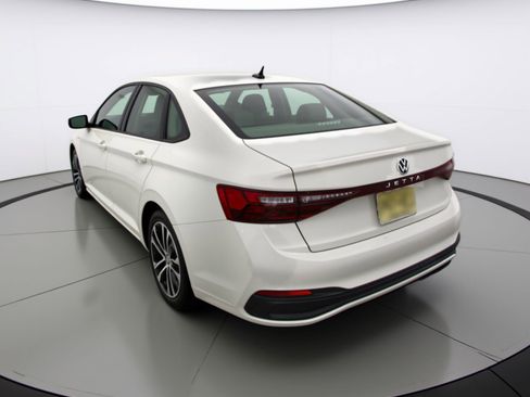 Used 2025 Volkswagen Jetta Sport image 6