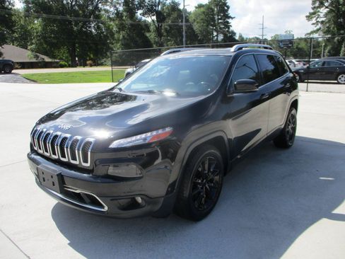 Used 2017 Jeep Cherokee Limited w/ Luxury Group FWD image 23