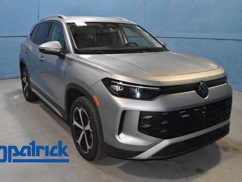 Used 2025 Volkswagen Tiguan SE AWD/4WD image 1