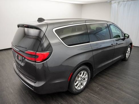 Used 2023 Chrysler Pacifica Touring-L FWD image 10