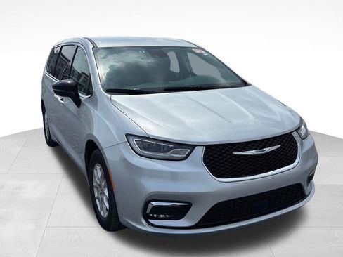 Used 2024 Chrysler Pacifica Touring-L FWD image 1