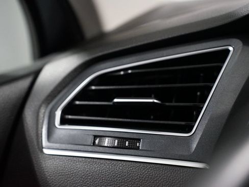 Used 2022 Volkswagen Tiguan SE FWD image 23