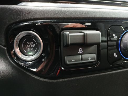 Certified 2025 Chevrolet Silverado 1500 LT AWD/4WD image 17
