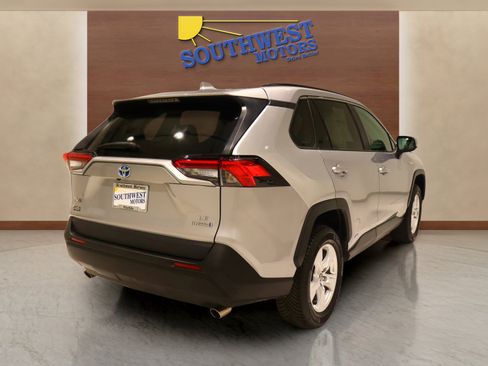 Used 2021 Toyota RAV4 LE image 4