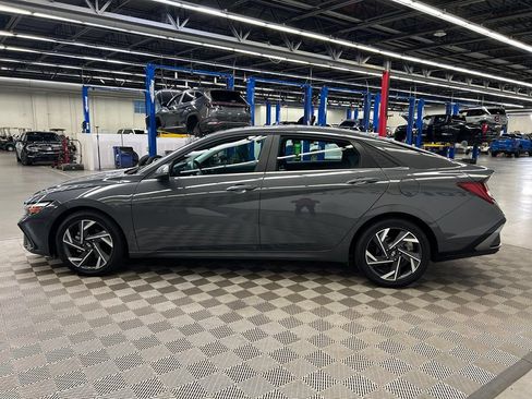 Used 2025 Hyundai Elantra Limited FWD image 6