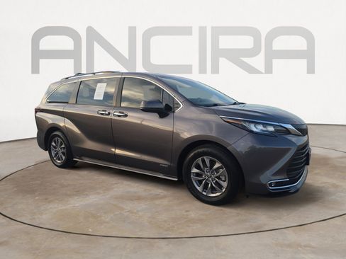 Used 2021 Toyota Sienna XLE image 4