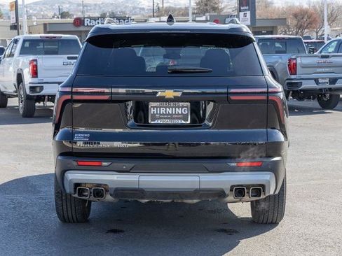 Used 2025 Chevrolet Traverse LT image 4