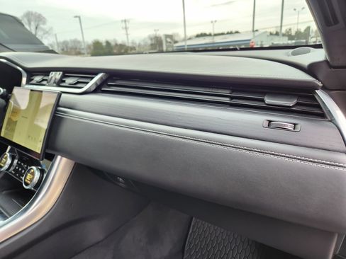 Used 2022 Jaguar XF R-Dynamic SE image 17