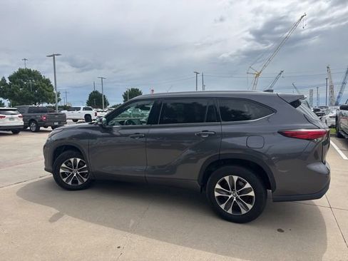 Used 2022 Toyota Highlander XLE FWD image 5