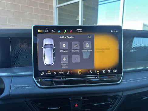 Used 2025 Volkswagen Tiguan SE w/ Panoramic Sunroof Package AWD/4WD image 23