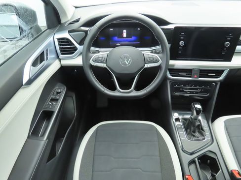 Certified 2025 Volkswagen Taos SE w/ Panoramic Sunroof Package image 10