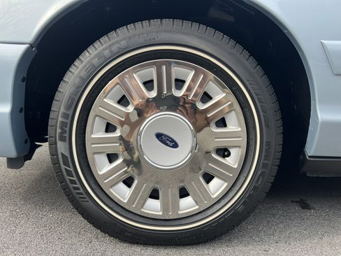 Used 2004 Ford Crown Victoria image 24