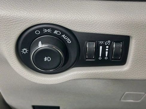 Used 2024 Chrysler Pacifica Limited FWD image 11