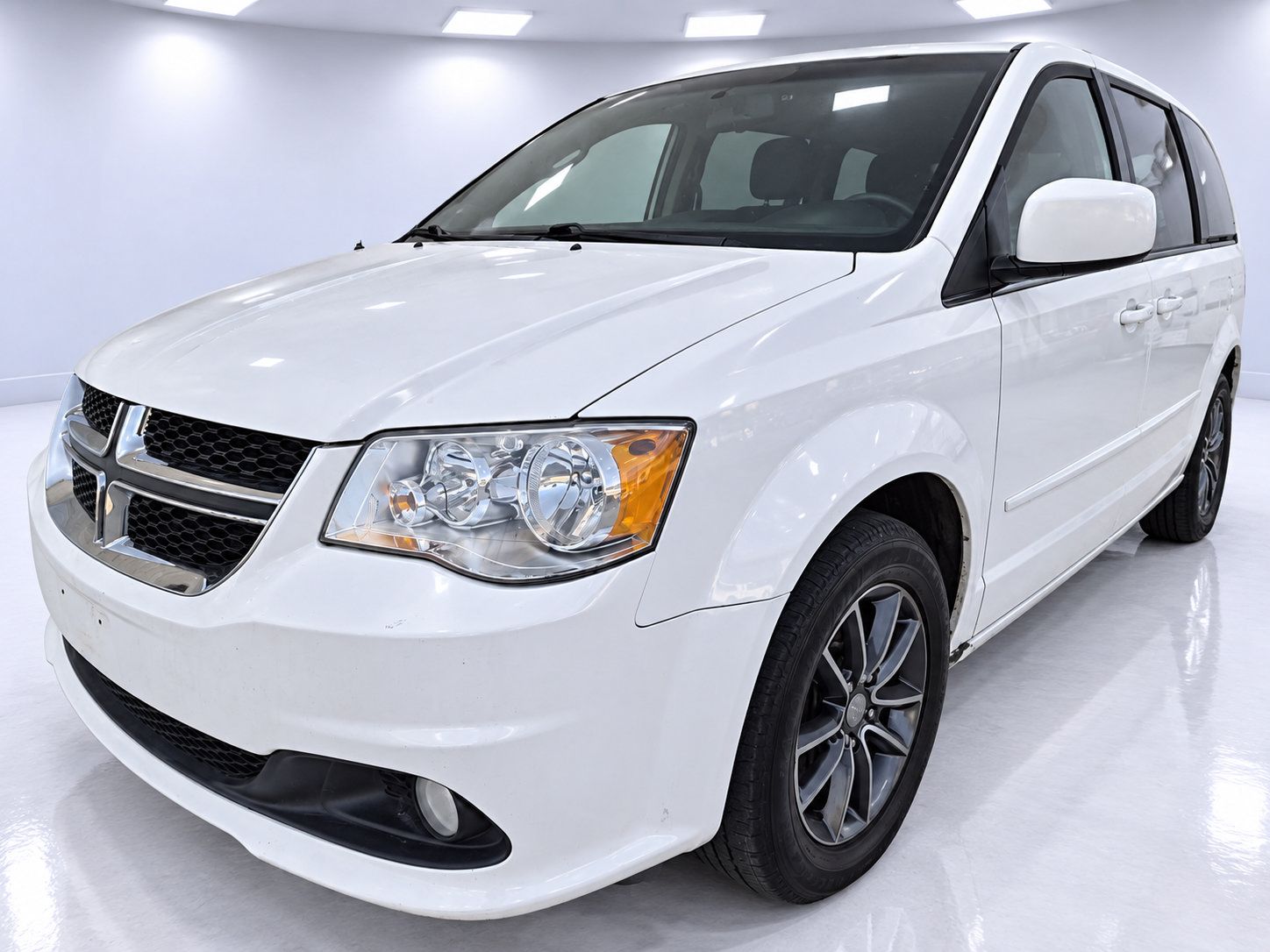 Used 2017 Dodge Grand Caravan SXT FWD image 2