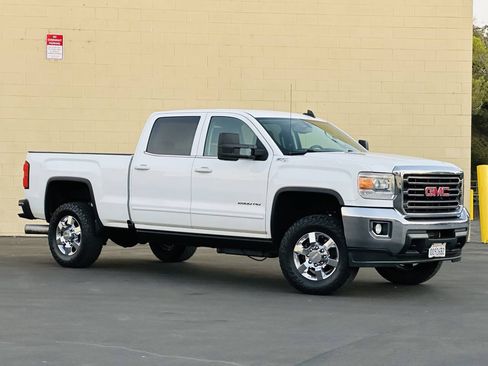 Used 2016 GMC Sierra 2500 SLE w/ SLE Preferred Package AWD/4WD image 2