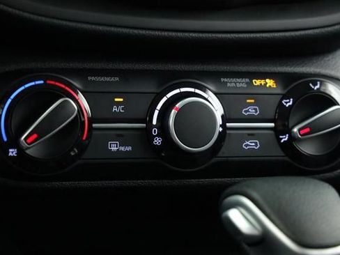 Used 2025 Kia Soul LX w/ LX Technology Package FWD image 19