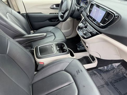 Used 2024 Chrysler Pacifica Touring-L image 15
