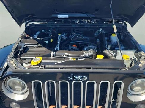 Used 2018 Jeep Wrangler Unlimited Sahara AWD/4WD image 9