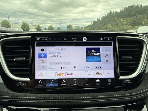Used 2025 Chrysler Pacifica Select FWD image 33