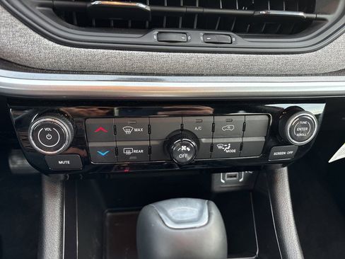 Used 2025 Jeep Compass Latitude image 18