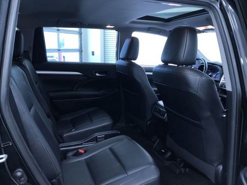 Used 2019 Toyota Highlander XLE AWD/4WD image 24