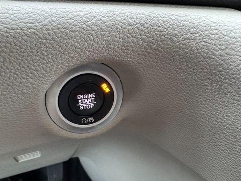 Used 2017 Chrysler Pacifica Limited image 26